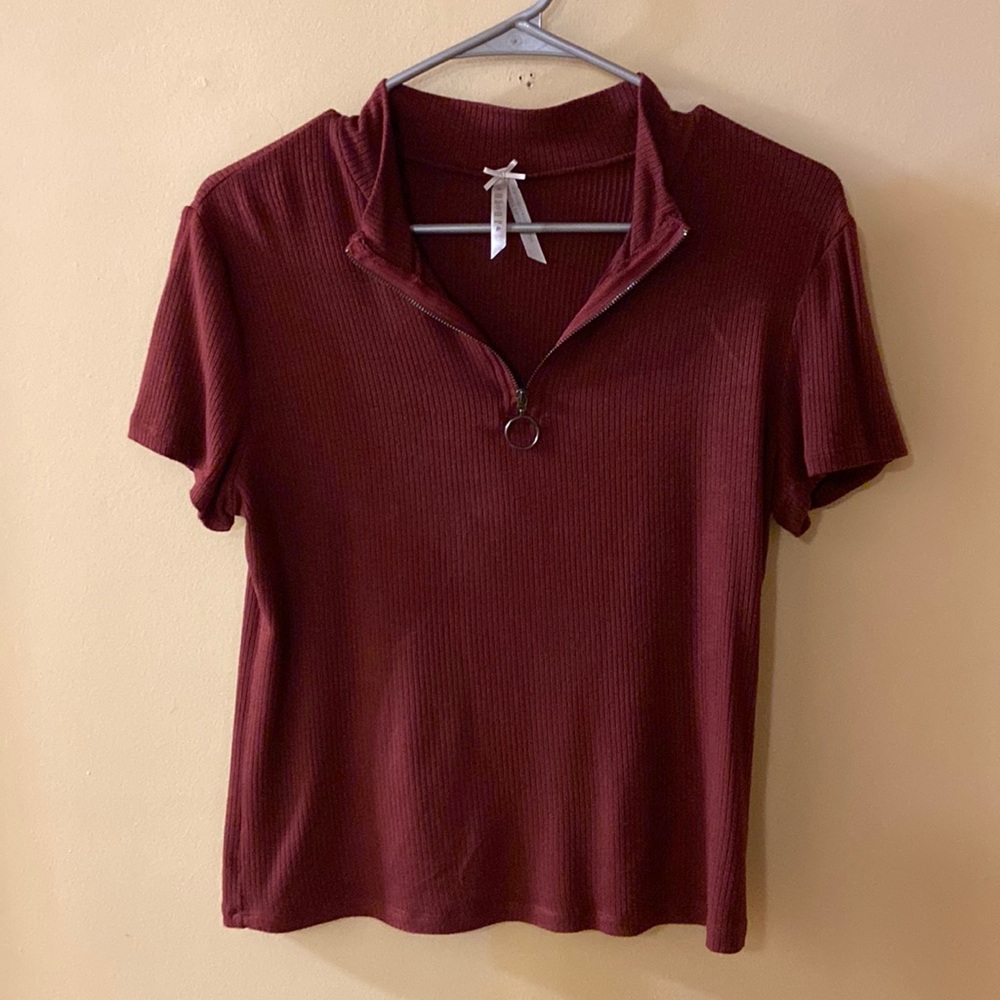 Rust short sleeve zippered top - size medium - NWOT
